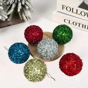 Assortiment de boules de Noël colorées à paillettes pour décoration festive du sapin