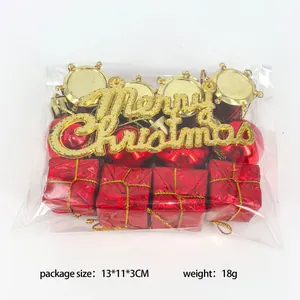 Vista detallada del set de adornos navideños con bolas rojas y letrero dorado