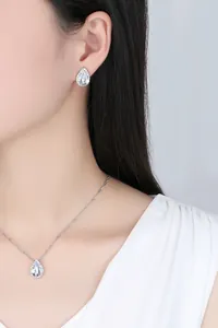 Detailansicht des luxuriösen Zirkonia-Schmucksets mit Halskette und Ohrringen.