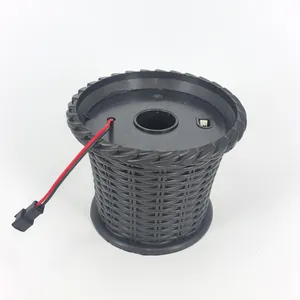 Detailansicht eines schwarzen weihnachtsbaumständers aus rattan mit stromkabelanschluss