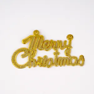 Primer plano de un letrero dorado de Merry Christmas para decorar el árbol de Navidad.