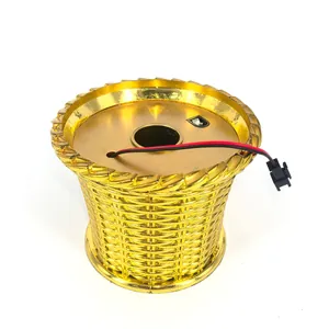 Detailansicht eines goldenen geflochtenen Weihnachtsbaumständers mit Schalter und Kabel