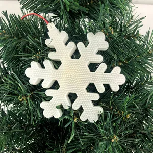Vue détaillée d'une décoration de Noël en forme de flocon de neige blanc avec LED