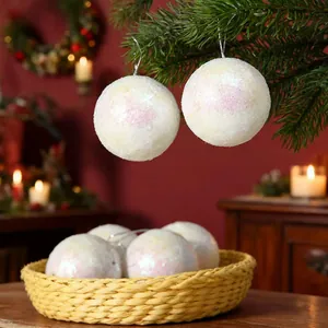 Primer plano de bolas de espuma con lentejuelas blancas brillantes en un árbol