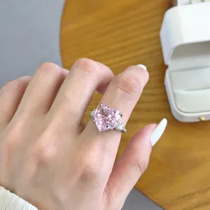 Gros plan d'une superbe bague en argent sterling avec zircon rose en forme de cœur