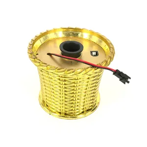 Detailansicht eines glänzenden goldenen geflochtenen Weihnachtsbaumständers mit Elektroanschluss