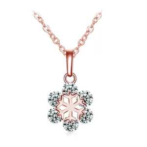 Detailansicht eines roségoldenen Schneeflocken-Anhängers mit Zirkonia-Steinen