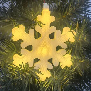 Gros plan d'une décoration de Noël en forme de flocon de neige LED lumineux.