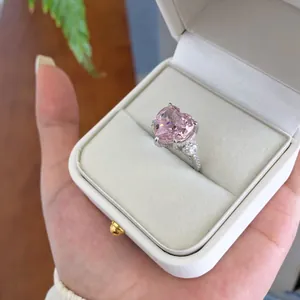 Gros plan d'une bague en argent S925 avec zircon rose en forme de cœur dans son écrin.