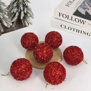 Gros plan de six boules de Noël à paillettes rouges étincelantes avec des attaches
