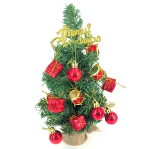 Mini árbol de Navidad de mesa decorado con bolas rojas, regalos y adorno dorado