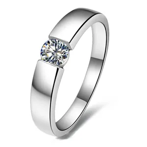 Primo piano di anello da uomo in argento lucido con una pietra di zircone centrale
