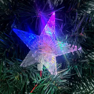 Étoile de Noël lumineuse en fibre optique avec LED colorées sur un sapin vert
