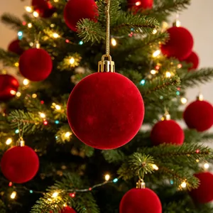 Primo piano dettagliato di una pallina di Natale rossa floccata appesa a un albero