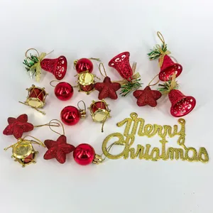 Vista detallada de adornos navideños rojos y letrero dorado de Merry Christmas festivo