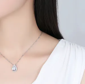 Elegante Halskette mit Wassertropfen-Zirkonia in platinierter Silberoptik