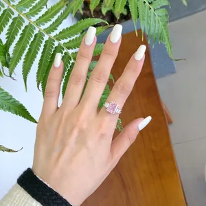 Gros plan d'une élégante bague en argent S925 avec un zircon carré rose sur une main