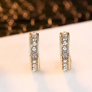 Elegantes pendientes de aro dorados con cristales austriacos transparentes y brillantes