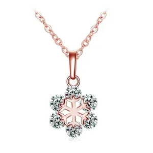Eleganter Schneeflocken-Anhänger in Roségold mit funkelnden Zirkonia-Steinen verziert