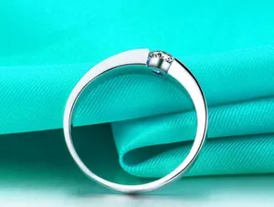Dettaglio di un anello da uomo minimalista con una singola pietra di zircone lucida