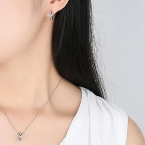 Elegante conjunto de joyería plateada con cristales austriacos, pendientes y collar mujer.