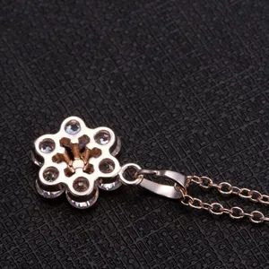 Elegante Halskette mit Schneeflocken-Anhänger in Roségold und funkelndem Zirkonia-Besatz