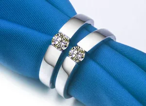 Primo piano dettagliato di anelli placcati argento con pietre di zirconia cubica