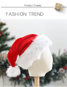 Detailopname van een verdikte rode pluche kerstmuts op een hoofd van een paspop