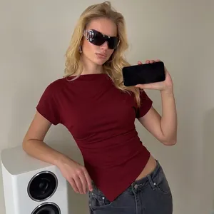 Eng anliegendes plissiertes weinrotes Kurzarm-T-Shirt mit trendigem unregelmäßigem Saum für Damen