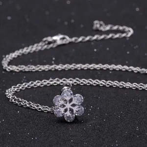 Elegante silberne Schneeflocken-Halskette mit Zirkonia-Anhänger auf dunklem Hintergrund