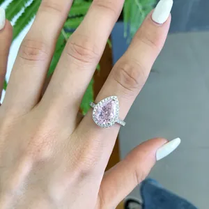 Détail d'une bague de mariage en argent S925 avec zircon rose en forme de poire