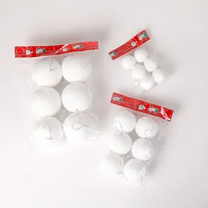 Dettaglio delle palle di neve in schiuma bianca per Natale in confezioni regalo diverse
