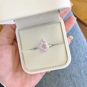 Gros plan d'une bague en argent S925 avec zircon rose en forme de poire dans son écrin.