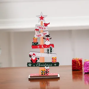 Detalle de un adorno de árbol de Navidad de madera con texto de felicitación festiva