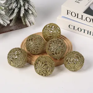 Set di sei palline di Natale traforate con glitter dorati per decorazioni festive dell'albero