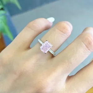 Bague élégante en argent 925 avec zircon rose taille radiant sur la main d'un mannequin