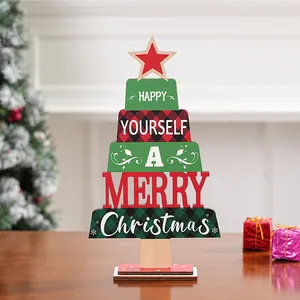 Detalle de un adorno de madera con forma de árbol de Navidad y saludos