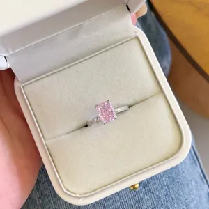 Gros plan d'une bague en argent 925 avec zircon rose dans un écrin blanc élégant