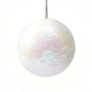 Bola de espuma navideña en tonos pastel texturizada con cordón plateado para colgar