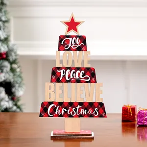 Detalle de un letrero de madera de árbol de Navidad con cuadros rojos y negros.