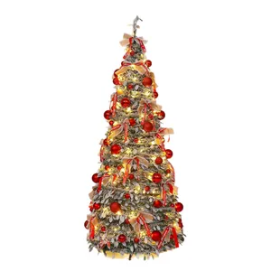 Árbol de Navidad flocado con luces, bolas rojas y cintas decorativas de Feliz Navidad