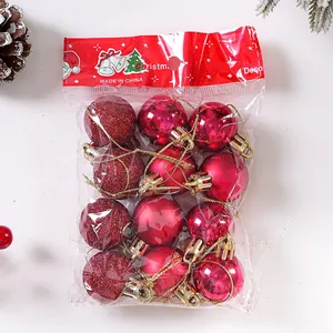 Dettaglio della confezione di vendita delle palline di Natale rosse con ganci dorati