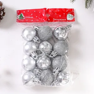 Primo piano di palline di Natale d'argento in diverse finiture e confezioni