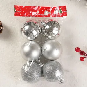 Dettaglio di 6 palline di Natale argento con finiture lucide, opache e glitterate nella confezione.