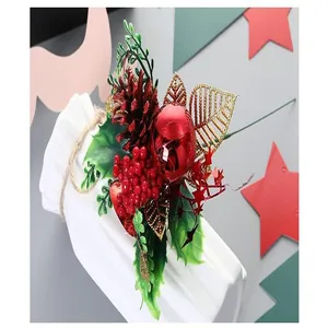 Gros plan d'un pic de Noël festif avec boule rouge, pomme de pin et baies rouges