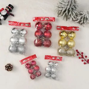 Vista dettagliata di palline di Natale galvanizzate assortite in confezione festiva.