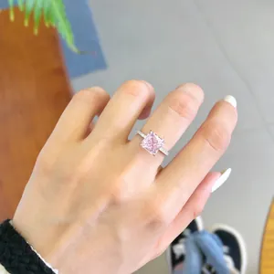Détail d'une bague en argent sterling S925 avec zircon rose taille coussin sur la main