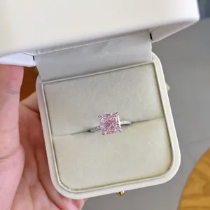 Gros plan d'une bague en zircone rose dans un écrin blanc