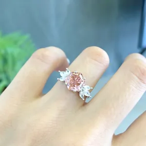 Vue macro d'une bague de luxe en zircon rose sur un anneau en argent sterling de mariage