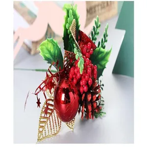 Gros plan d'un pic de Noël décoratif avec boule rouge, pomme de pin et baies éclatantes.